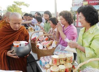 Good hearted Banglamung citizens fill monks’ bowls with much needed supplies to give to flood victims currently living in local shelters.